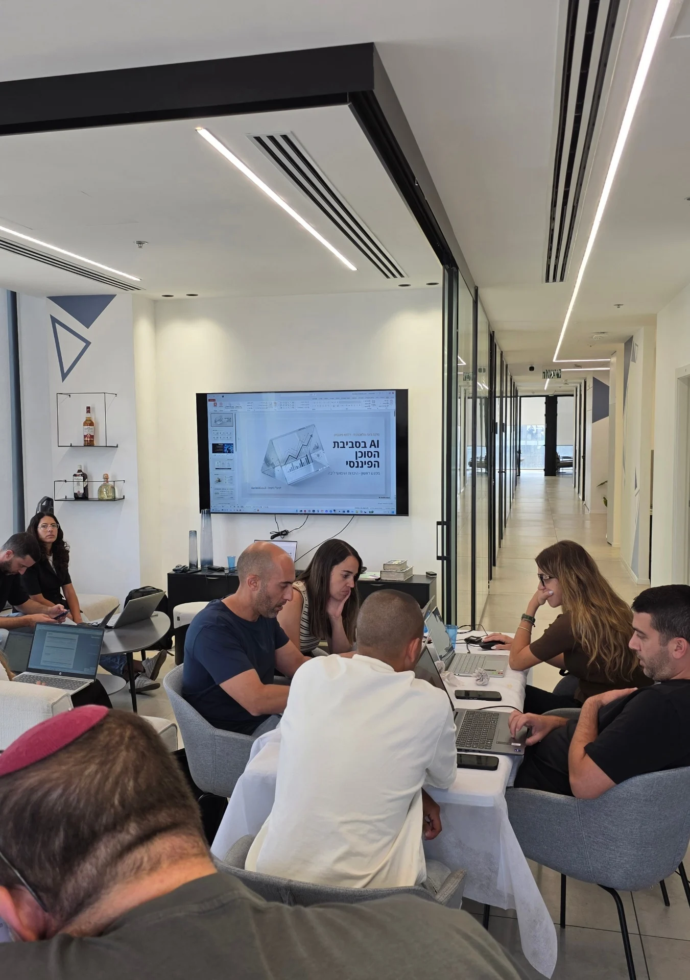 הטמעת סוכני AI בחברה פיננסית — מפגש עבודה לבניית סוכנים ואוטומציות מותאמים למגזר הפיננסי