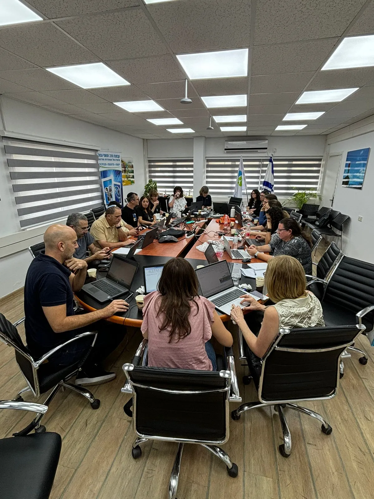הרצאת בינה מלאכותית מול קהל גדול בכנס